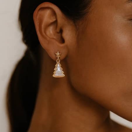 گوشواره کاج صدفی – درخشش زمستان با طراحی مینیمال